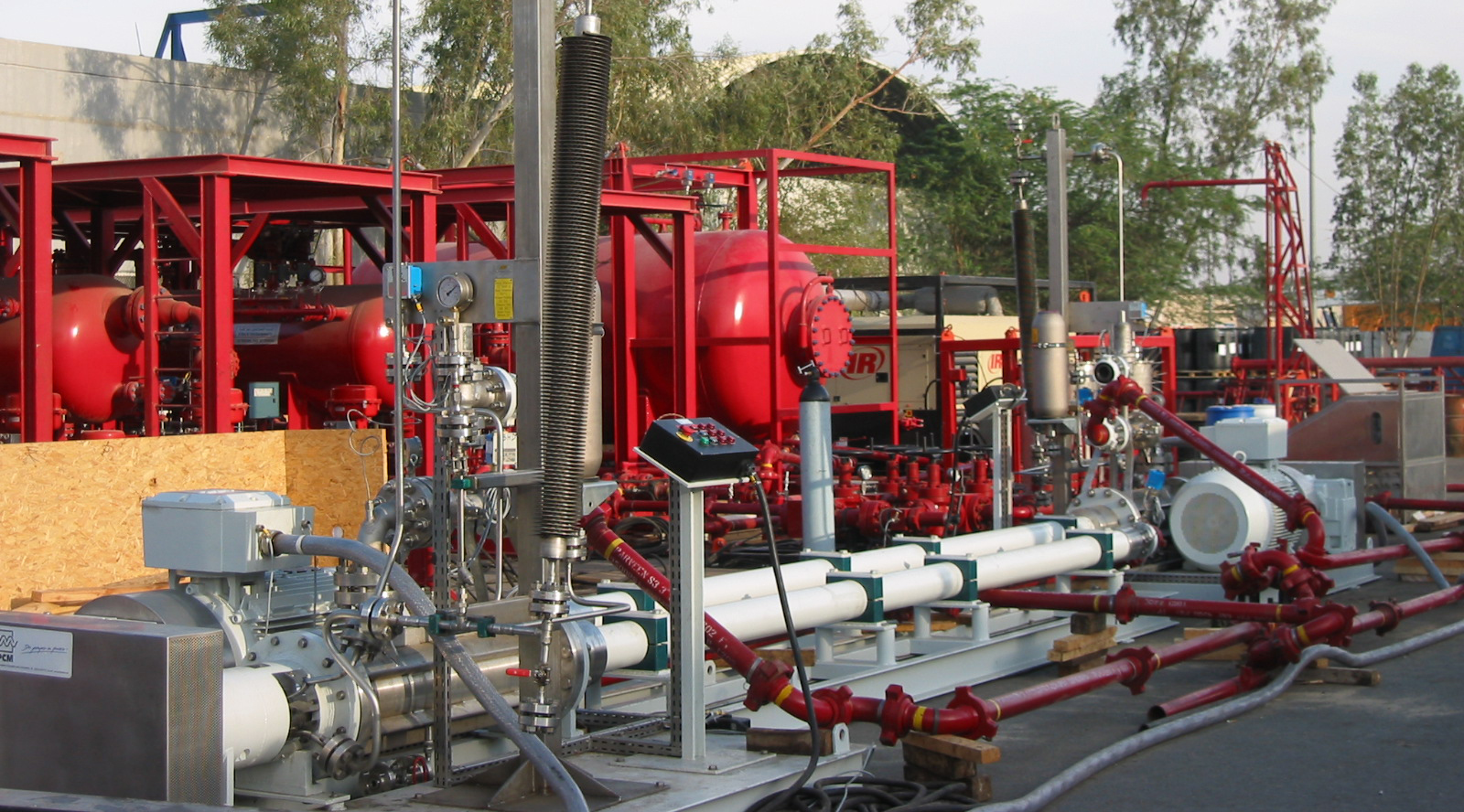 重型移动撬装解决方案在阿布扎比用于泵送试井中产出的油气水