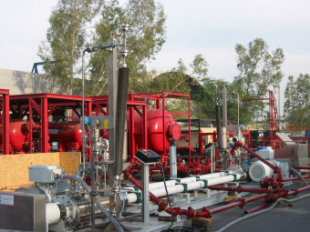 Мобильная установка для тяжелых условий эксплуатации, используемая для перекачки смеси нефти газа и воды при тестировании скважин в Абу-Даби